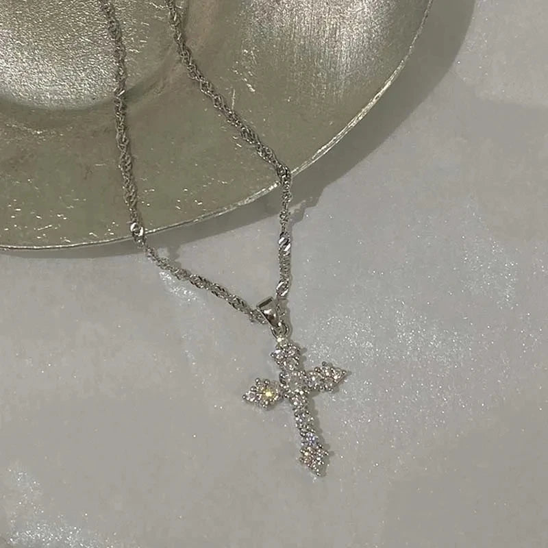 Collar con Colgante de Cruz Brillante | Cadena Trenzada Plateada