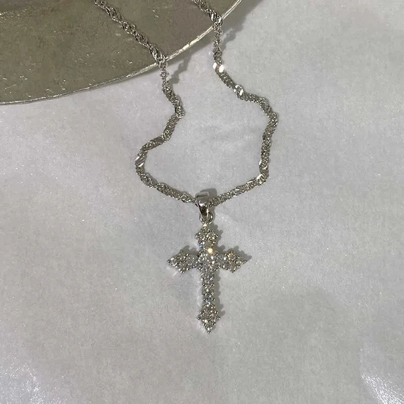 Collar con Colgante de Cruz Brillante | Cadena Trenzada Plateada
