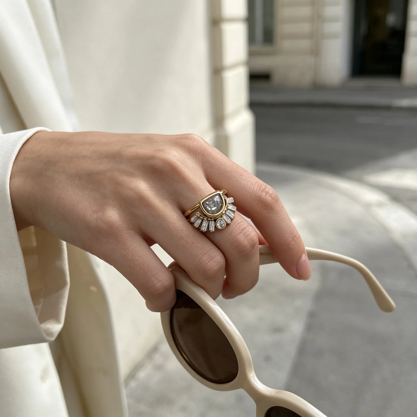 Anillo Doble Halo Art Déco | Acero Inoxidable y Baño de Oro 18K